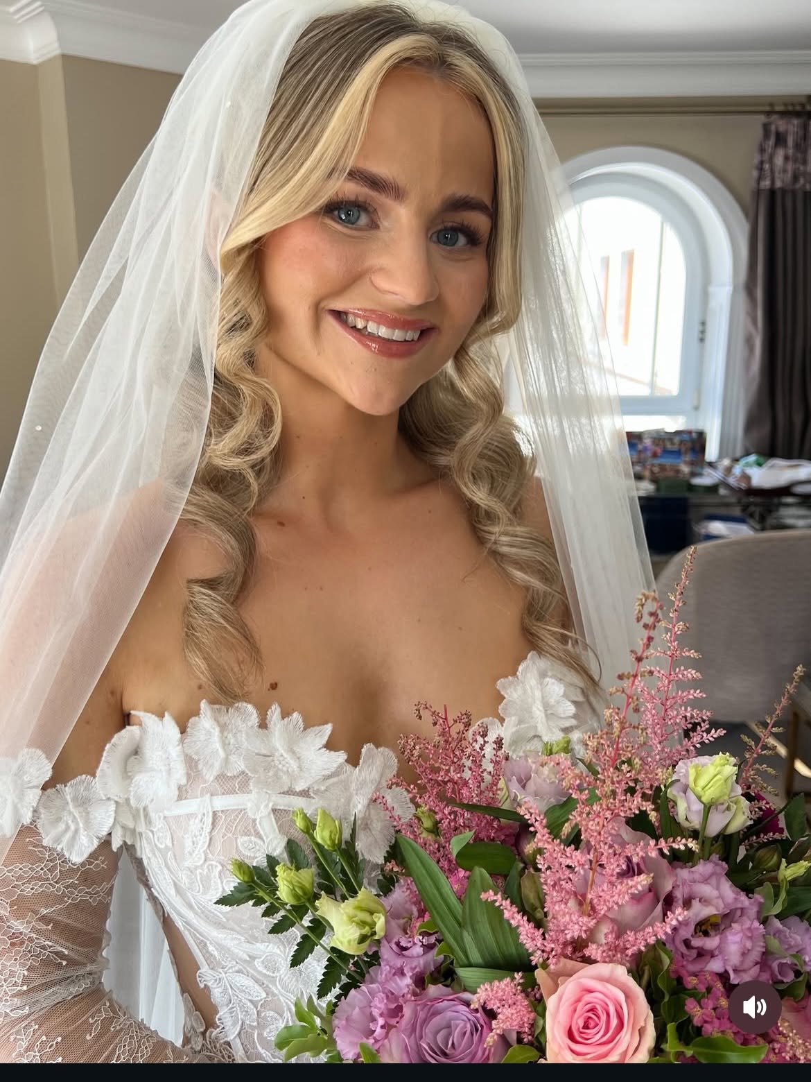 A bride with soft waves and a veil